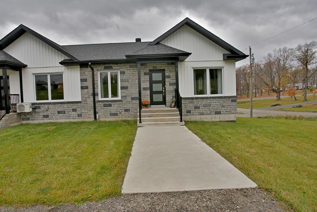 NEUF 4 1/2 grand logement avec garage