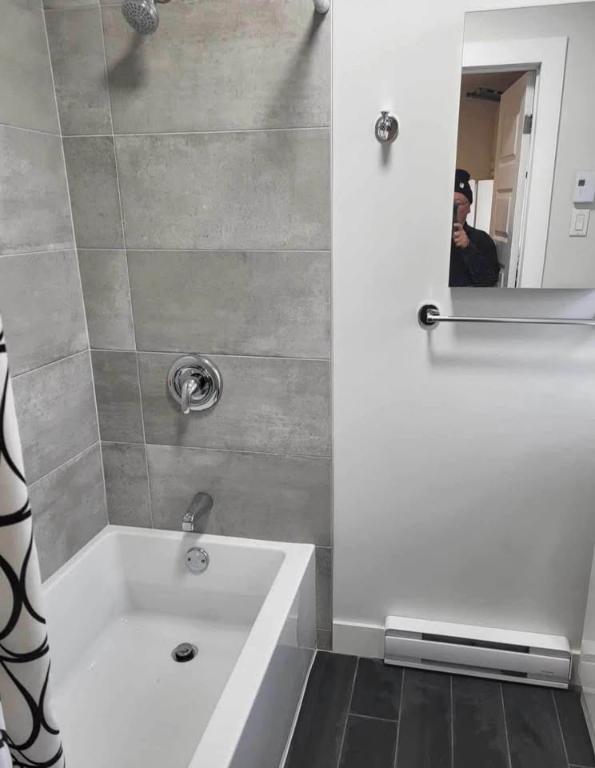 Beau 2 1/2, style Studio, plein centre de Valleyfield, à 2 pas du Cégep et Hôpital, libre maintenant !