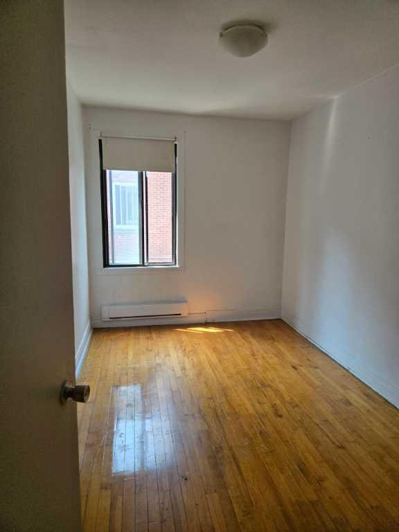 GRAND 5 1/2 DANS LE HAUT DE COTE DES NEIGES LIMITE VILLE MONT ROYALE