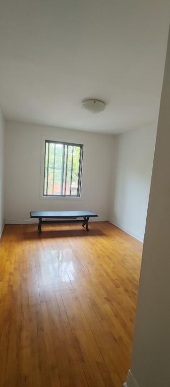 GRAND 5 1/2 DANS LE HAUT DE COTE DES NEIGES LIMITE VILLE MONT ROYALE