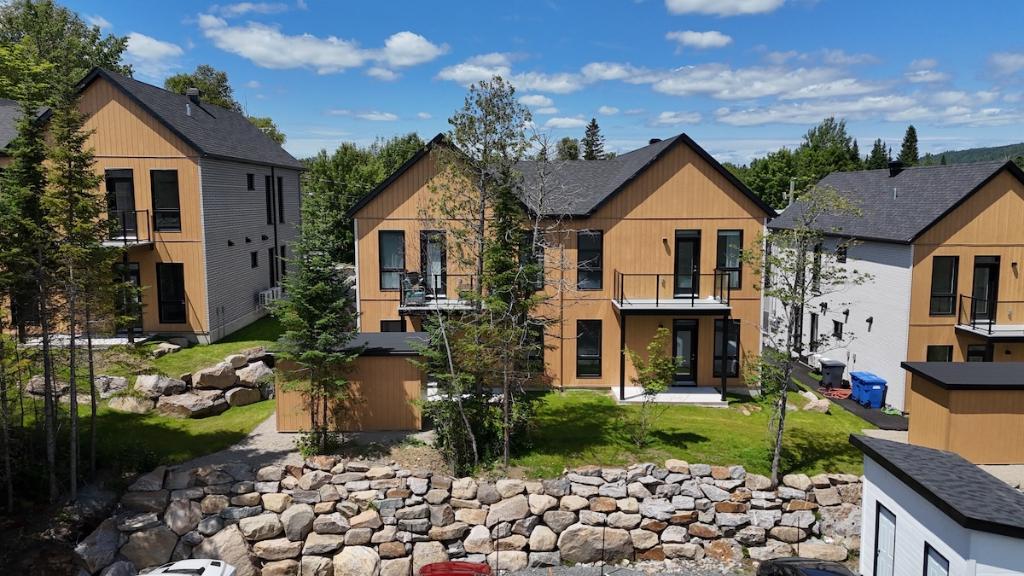 Condos neufs au rez-de-chaussée – à 2 minutes de marche des commerces. Saint-Donat •