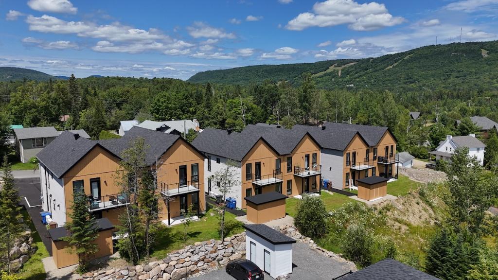Condos neufs au rez-de-chaussée – à 2 minutes de marche des commerces. Saint-Donat •
