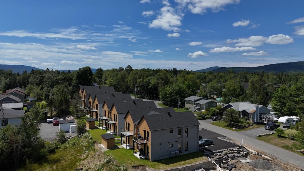 Condos neufs au rez-de-chaussée – à 2 minutes de marche des commerces. Saint-Donat •