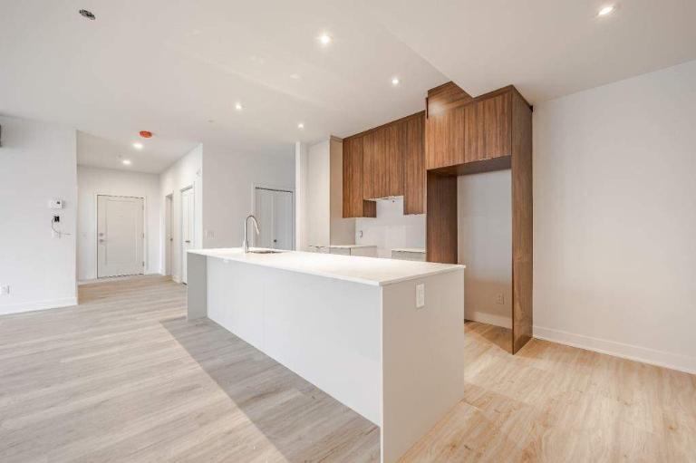 2 CH - 2 SDB - Longueuil - $2,150 /mo