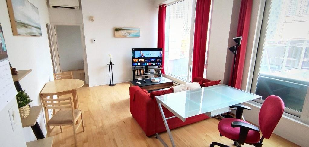 Meublé avec grande terrasse + super vue + grandes fenêtres. Juste wow!