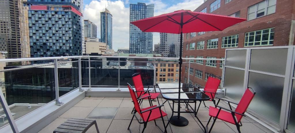 Meublé avec grande terrasse + super vue + grandes fenêtres. Juste wow!