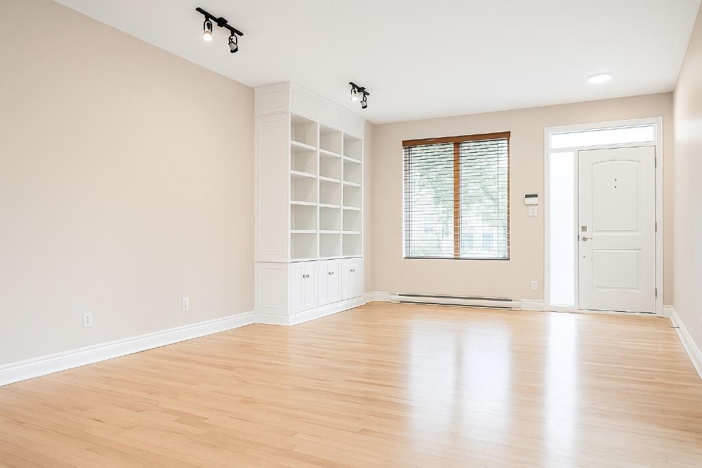 Ahuntsic | Luxueux 3 chambres + Bureau | 1800 pi² sur 2 étages | Cabanon, Cour et Boisé | Air Climatisé