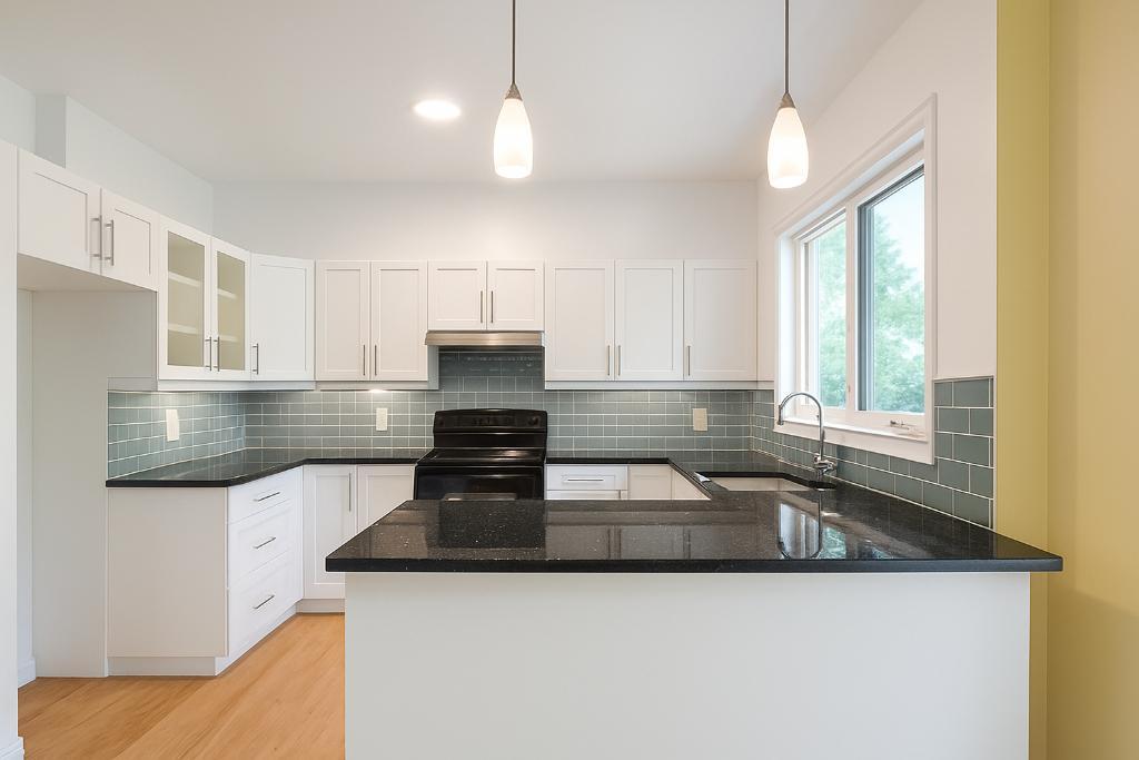 Ahuntsic | Luxueux 3 chambres + Bureau | 1800 pi² sur 2 étages | Cabanon, Cour et Boisé | Air Climatisé