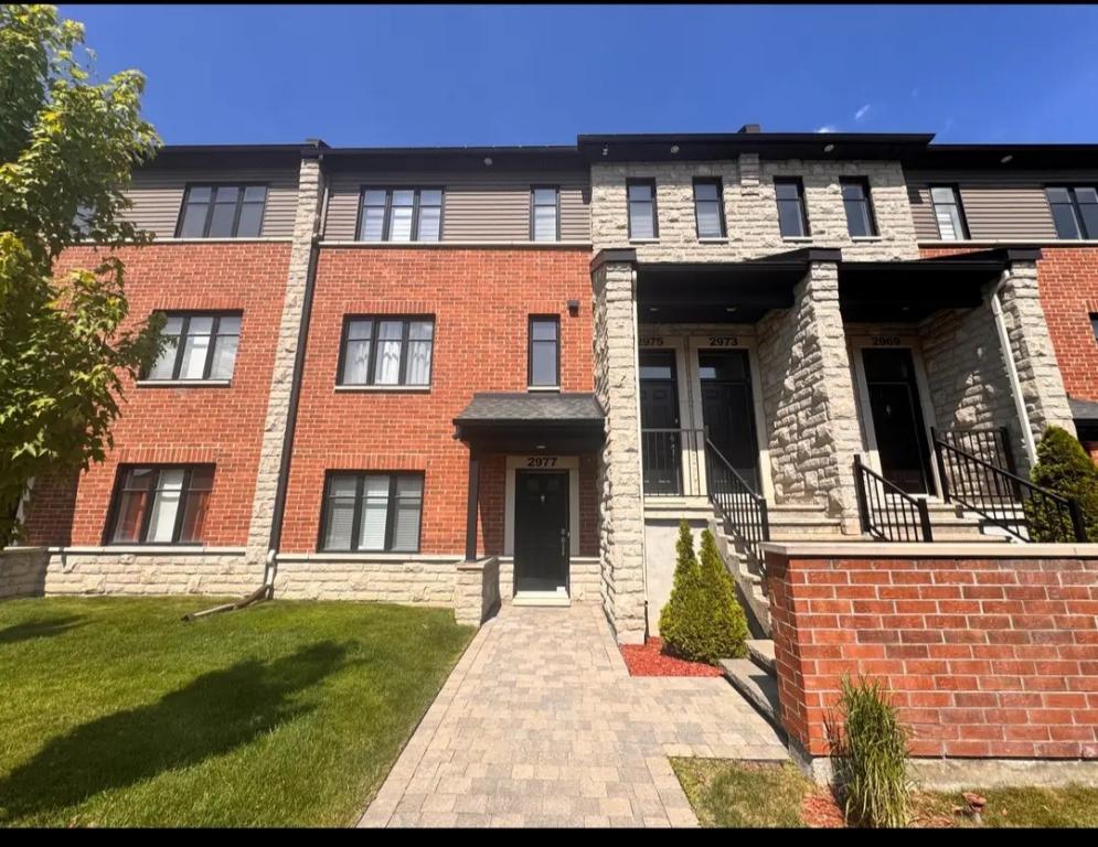 🏠 SUPERBE CONDO 2 CHAMBRES À CHOMEDEY LAVAL🏠