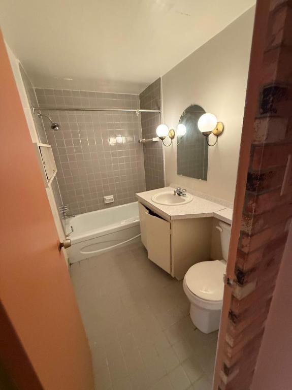 1 CH - 1 SDB - St-Laurent - $1,445 /mo