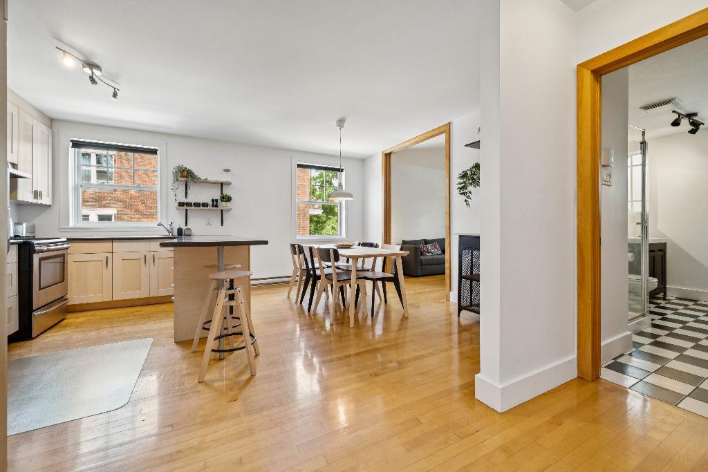 PLATEAU MONT-ROYAL, 7 1/2 entièrement MEUBLÉ et ÉQUIPÉ à 2 pas du Métro Laurier. LIBRE IMMÉDIATEMENT!
