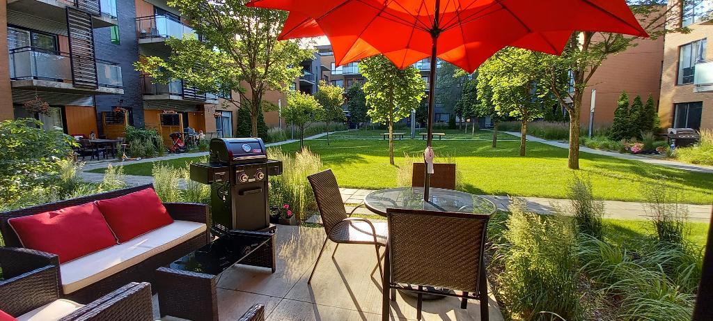LUXUEUX 4 ½ MEUBLÉ AVEC TERRASSE PRIVATIVE SUR COUR - PLATEAU