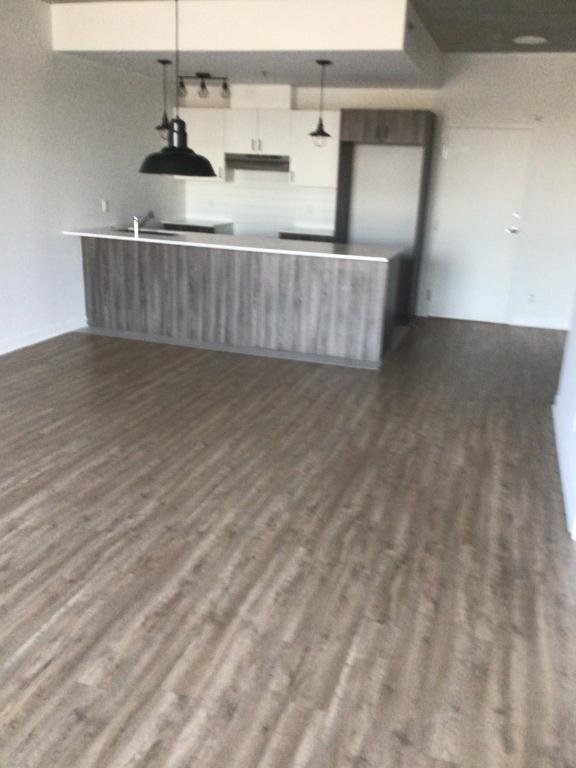 3 1/2 grand frais peint 6ème étage inclus chauffage eau chaude air conditionné stationnement intérieur disponible maintenant