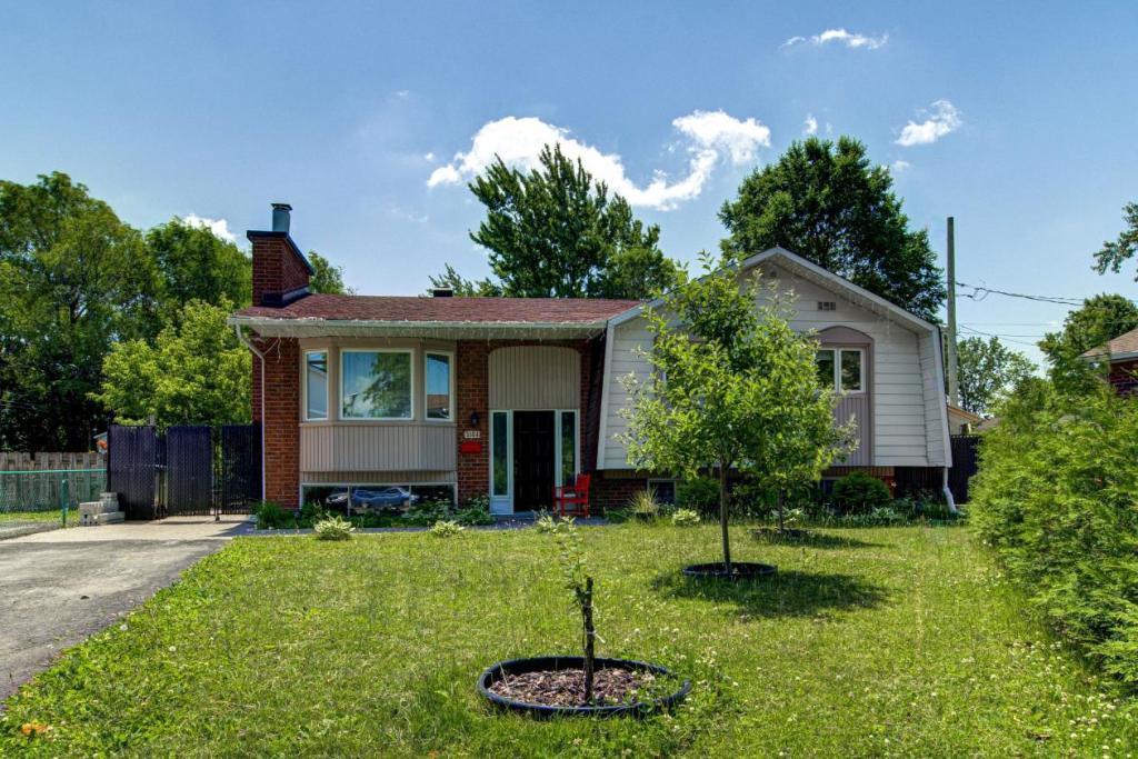 Maison à louer 5 chambres dans un rond-point à Boisbriand
