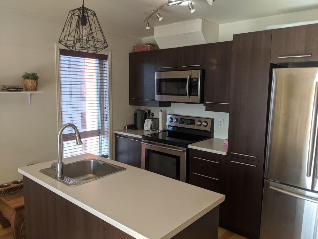 SUPERBE CONDO DE COIN 4 1/2 Urbania à louer