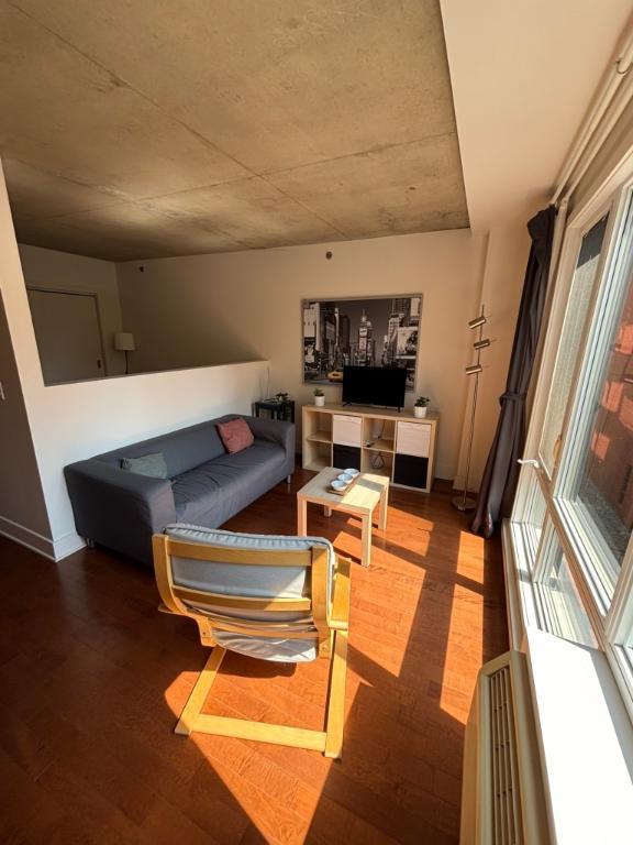 Magnifique bachelor style loft - 1400$/mois - tous frais inclus - il ne reste plus qu’à déposer votre valise - disponible le 1er Août 2025