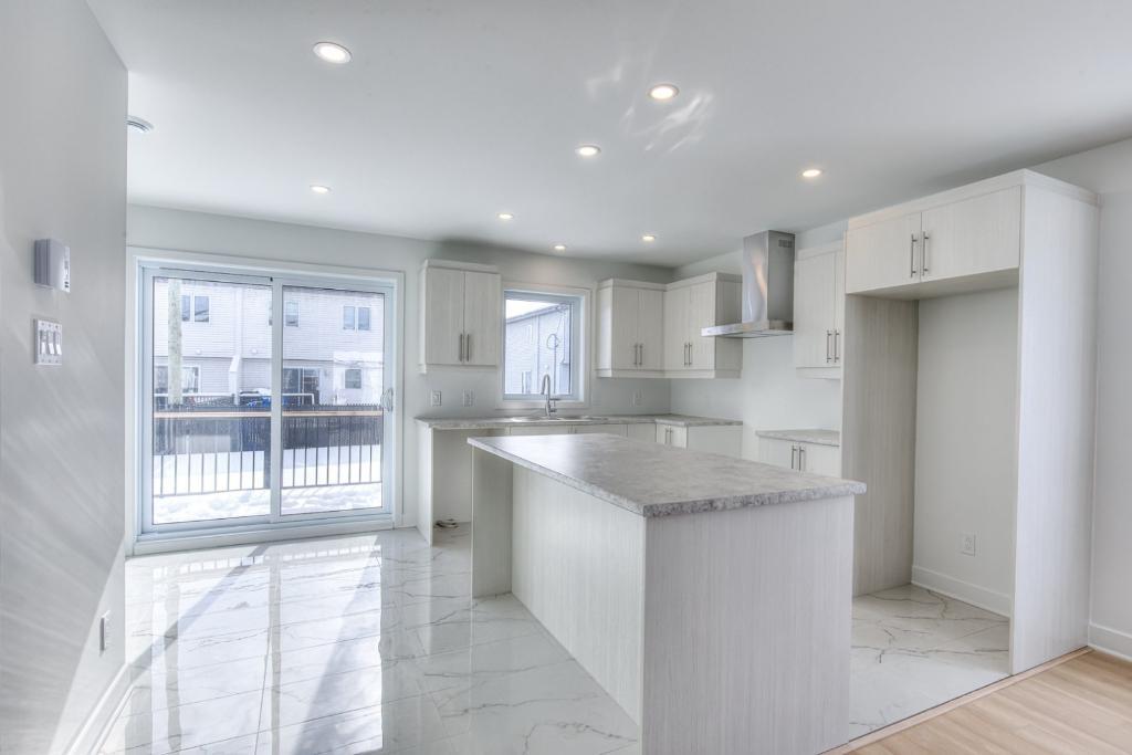 Haut de duplex neuf sur 2 étages - Luxueux - 3 chambres & 2 salle de bain - Valleyfield - Négo