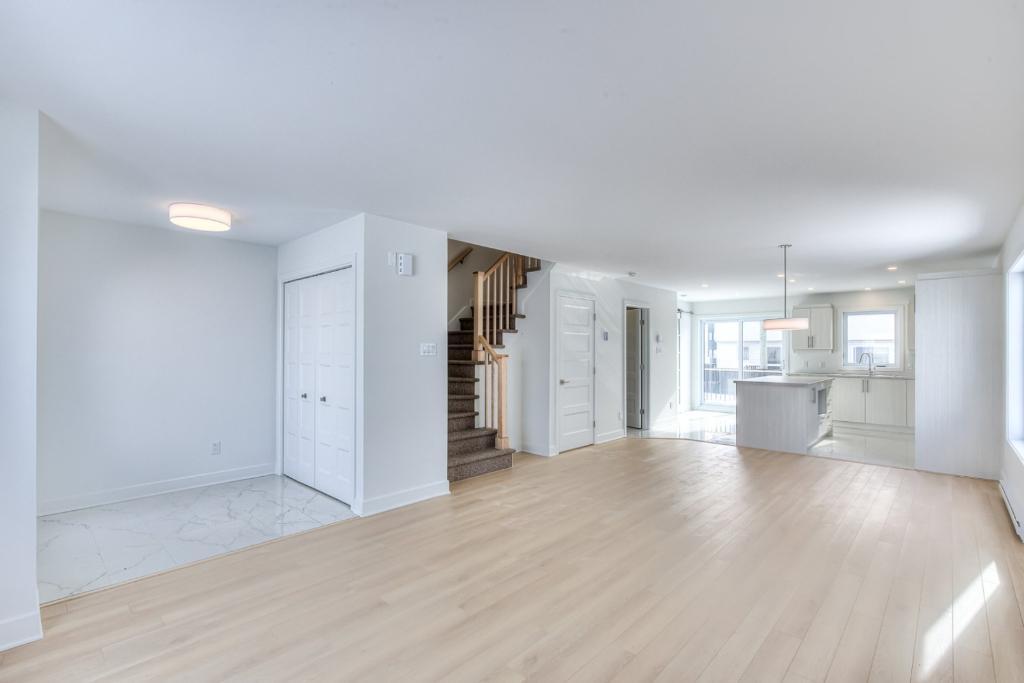 Haut de duplex neuf sur 2 étages - Luxueux - 3 chambres & 2 salle de bain - Valleyfield - Négo