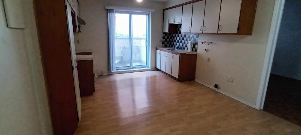 GRAND 3 1/2 AVEC PORTE PATIO DEMI SOUS-SOL LIBRE