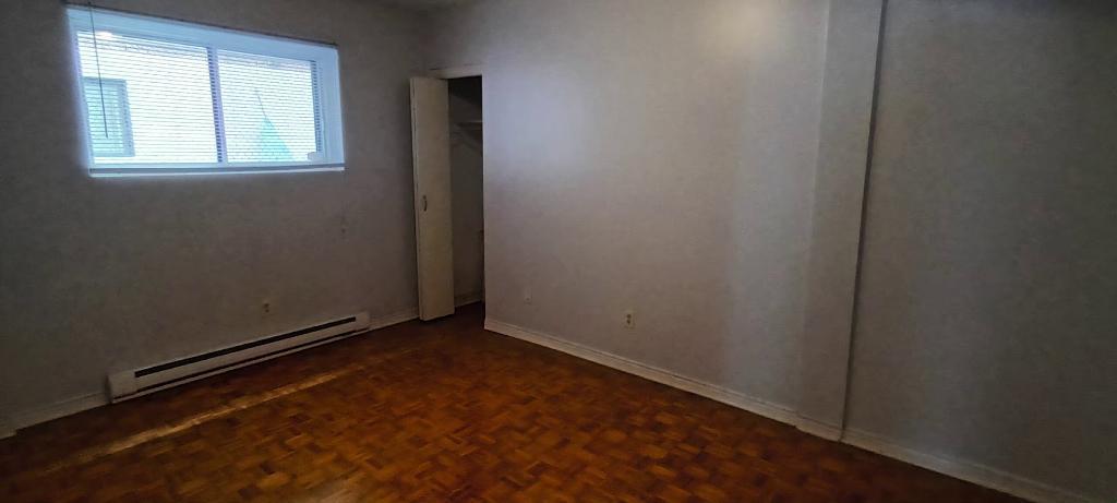 GRAND 3 1/2 AVEC PORTE PATIO DEMI SOUS-SOL LIBRE