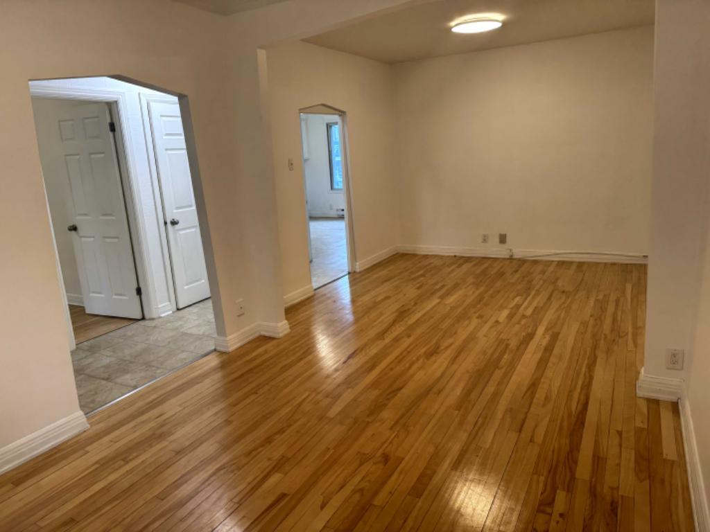 À une minute du metro Fabre (ligne bleue) grand 5 1/2 haut de duplex