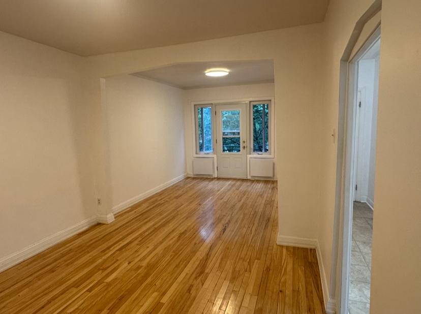 À une minute du metro Fabre (ligne bleue) grand 5 1/2 haut de duplex