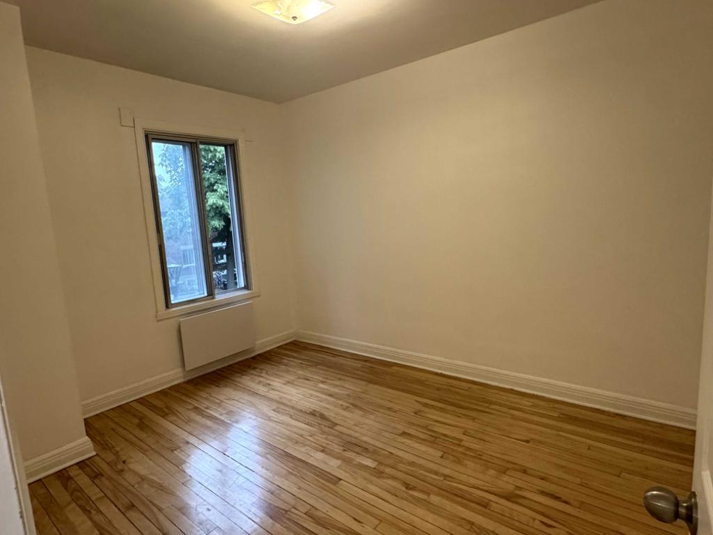 À une minute du metro Fabre (ligne bleue) grand 5 1/2 haut de duplex