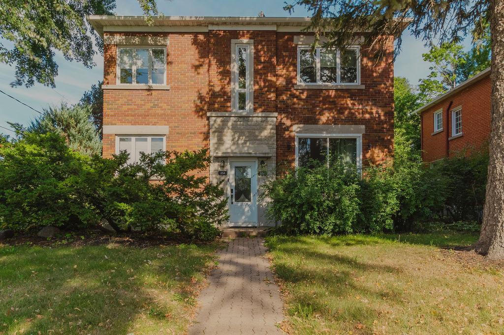 Appartement impeccable et rénové, situé à seulement 12 minutes à pied du coeur de Saint-Lambert!