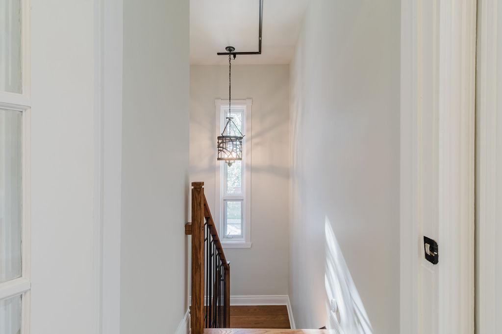 Appartement impeccable et rénové, situé à seulement 12 minutes à pied du coeur de Saint-Lambert!