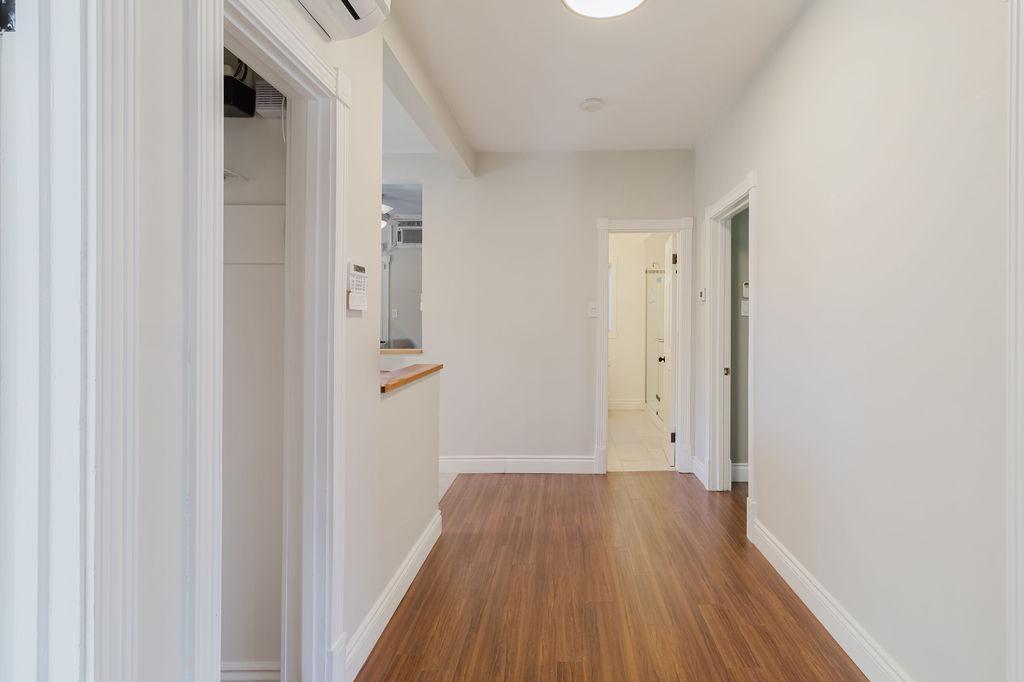 Appartement impeccable et rénové, situé à seulement 12 minutes à pied du coeur de Saint-Lambert!