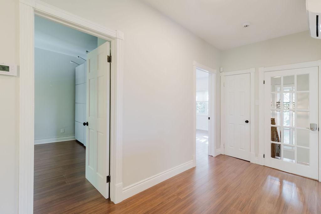 Appartement impeccable et rénové, situé à seulement 12 minutes à pied du coeur de Saint-Lambert!