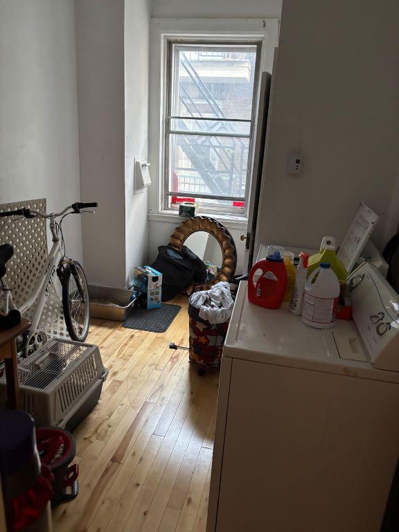 WESTMOUNT ADJ. 5 1-2. 1200 PIEDS CARRE ,GRAND LOGEMENT ,HAUT PLAFOND DE 9 PIEDS HAUTEUR 3 CHAMBRES INCLUANT ENTREE DE LAVEUSE ET SECHEUSE
