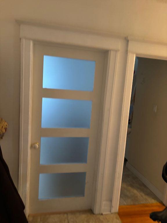 WESTMOUNT ADJ. 5 1-2. 1200 PIEDS CARRE ,GRAND LOGEMENT ,HAUT PLAFOND DE 9 PIEDS HAUTEUR 3 CHAMBRES INCLUANT ENTREE DE LAVEUSE ET SECHEUSE