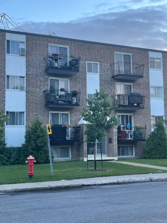 SAINT-HUBERT, 4 1/2 A LOUER 1 ER etage pres tous services