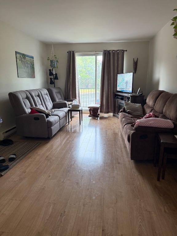 SAINT-HUBERT, 4 1/2 A LOUER 1 ER etage pres tous services