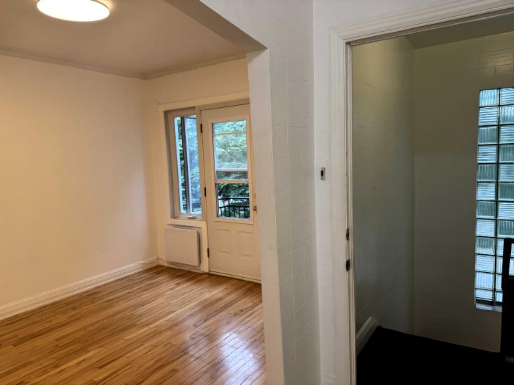 À une minute du metro Fabre (ligne bleue) grand 5 1/2 haut de duplex