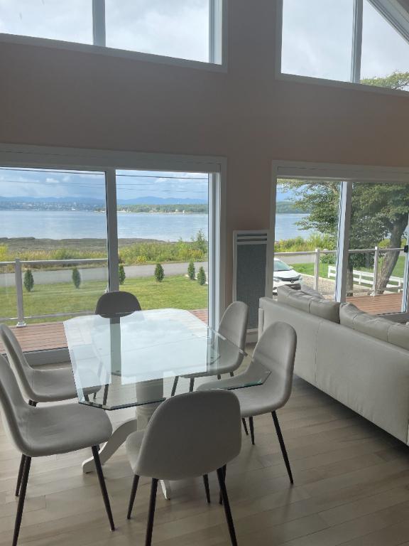 MAISON À LOUER, BORD DU FLEUVE