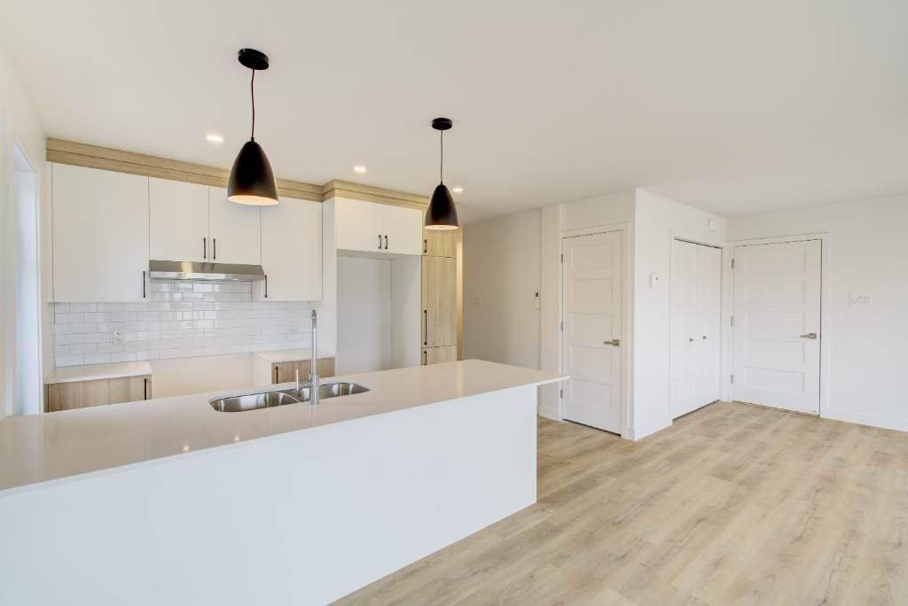 5 1/2 neuf, Les Coteaux, TRIPLEX ! rue Lippée