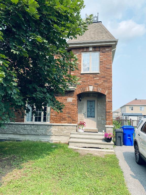 Semi Détaché à Louer Totalement repeint