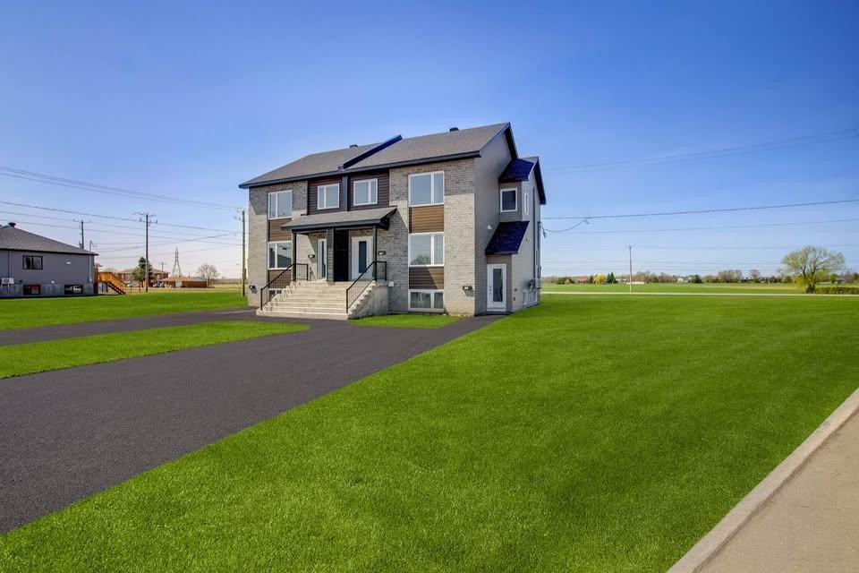 Beau 4 1/2 récent, demi sous-sol, style semi-détaché !