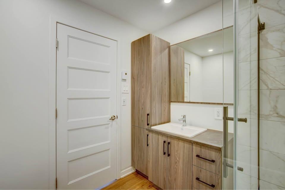 Beau 4 1/2 récent, demi sous-sol, style semi-détaché !