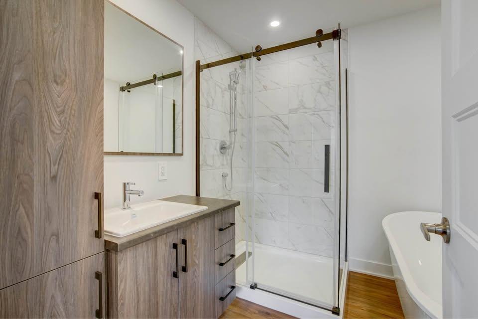 Beau 4 1/2 récent, demi sous-sol, style semi-détaché !