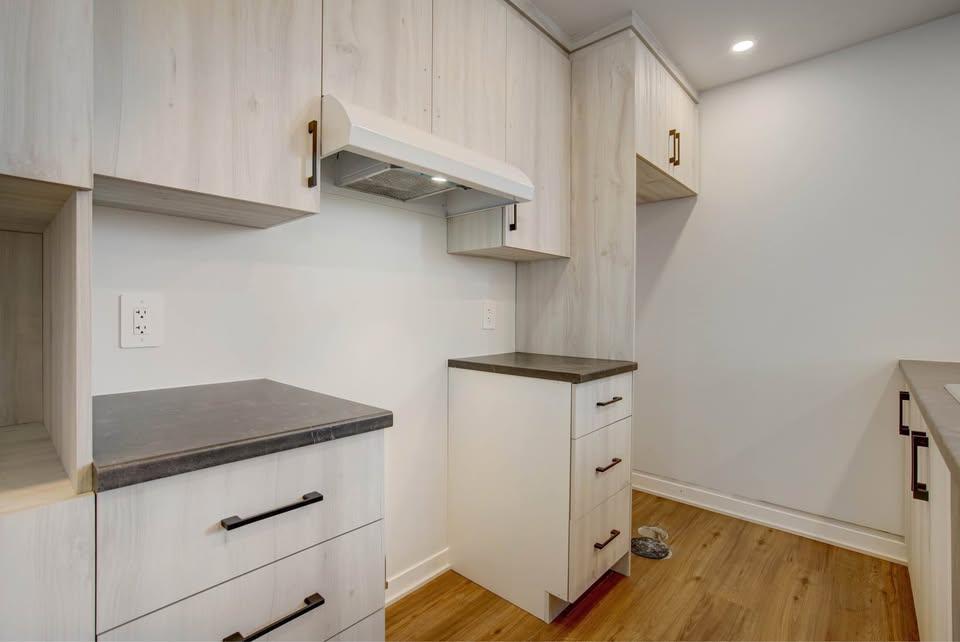 Beau 4 1/2 récent, demi sous-sol, style semi-détaché !