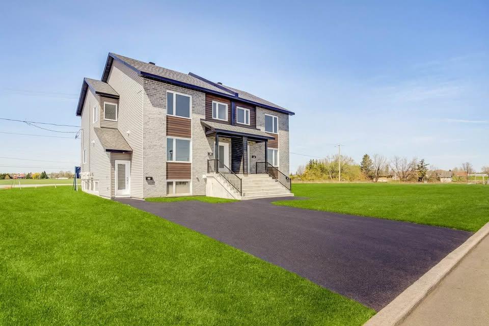 Vaste 61/2 sur 2 étage, style semi-détaché ! NEUF! Mars 2025, Cour privé