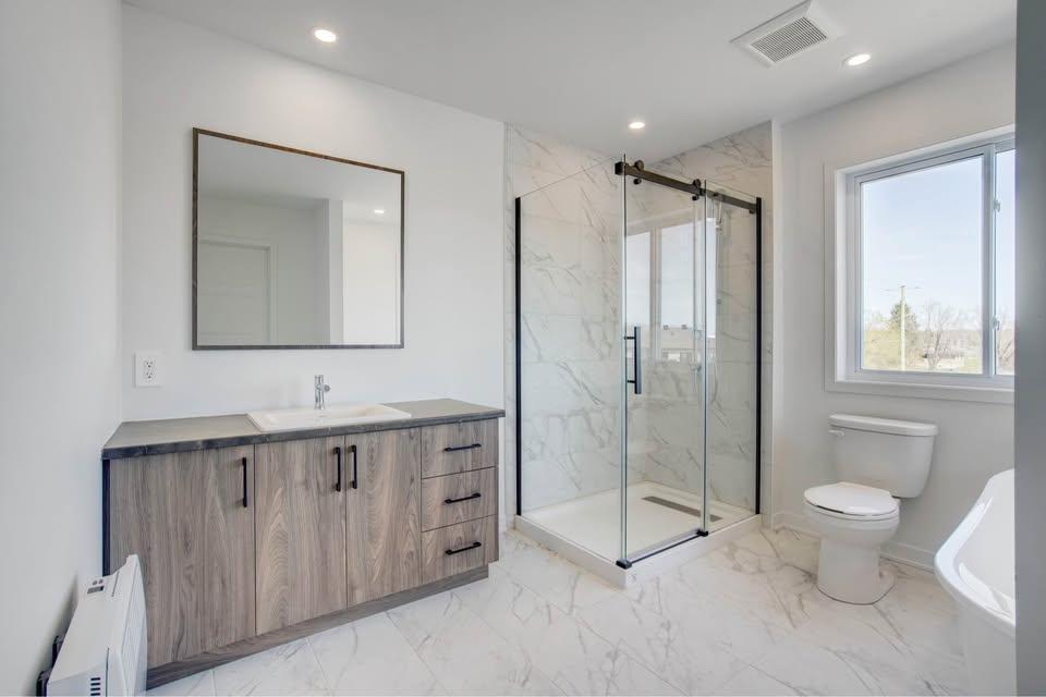 Vaste 61/2 sur 2 étage, style semi-détaché ! NEUF! Mars 2025, Cour privé