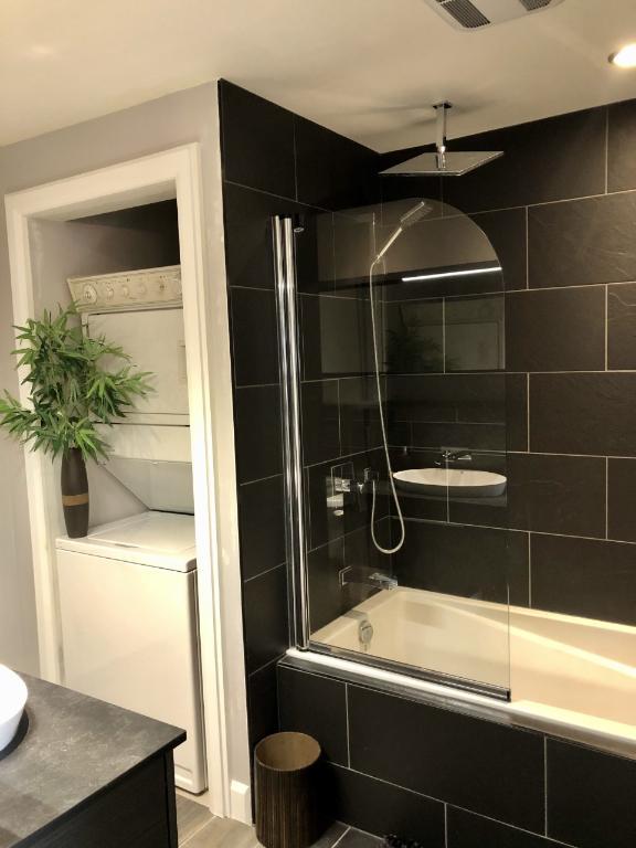 *** Tout meublé - Stationnement int. (optionel au besoin). - pas d'animaux - disponible à partir du 15 octobre 2025 ***