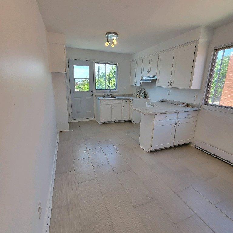 Grand 4 et demi ensoleillé à louer