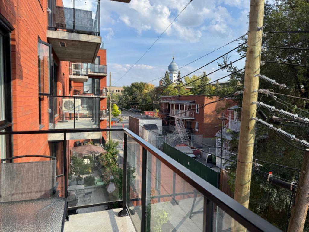 Bail à céder – 4 ½ moderne avec 2 chambres et 2 salles de bain – près du Parc Jarry