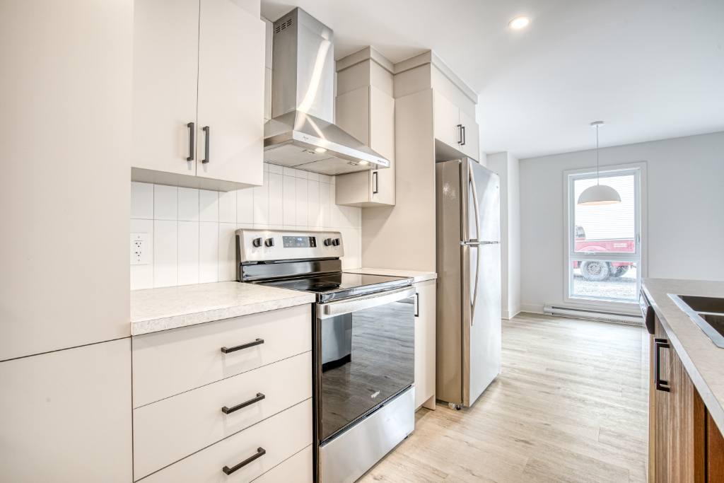 3 1/2 ou 4 1/2 avec Électroménagers et wifi inclus - Stationnement couvert. 1er juillet !