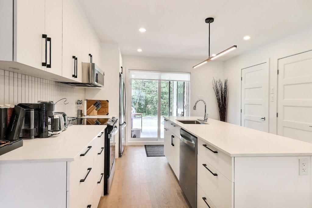 Luxueux condo neuf 4½ à louer – 1350$ / mois*